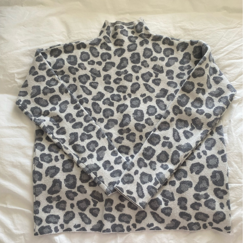Tahari Gray and White Patterned Sweater
